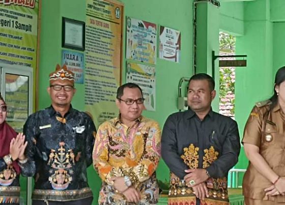 Sekretaris Komisi III DPRD Kotim Sanidin tengah yang mengungkapkan kendala yang Pemkab alami dalam pemerataan pendidikan.