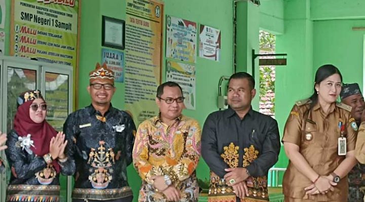Sekretaris Komisi III DPRD Kotim Sanidin tengah yang mengungkapkan kendala yang Pemkab alami dalam pemerataan pendidikan.