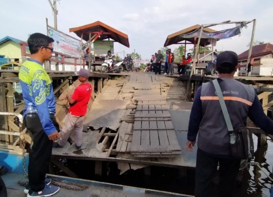 Kondisi dermaga penyeberangan Sampit Seranau yang mulai rusak. Sehingga dalam waktu dekat akan diperbaiki demi menjadi pelabuhan permanen.