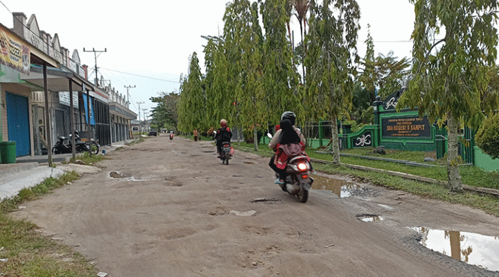 Kondisi jalan di kompleks sekolah Baamang Sampit yang akan diperbaiki Pemkab Kotim tahun ini Jumat 27 Januari 2023.
