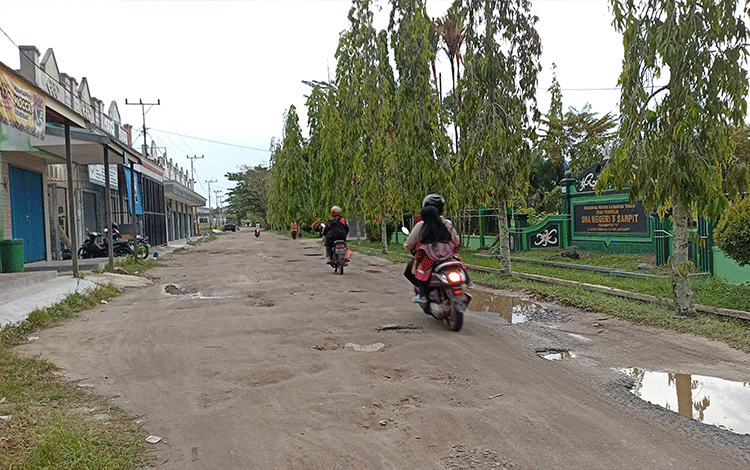 Kabar Gembira: Pemkab Kotim Akan Perbaiki Jalan di Kompleks Sekolah Ini