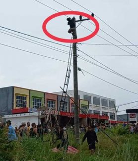 Korban tersengat listrik saat mengambil sarang burung di Desa Sebabi Kecamatan Telawang Kotim Selasa lalu 29 Januari 2023 .