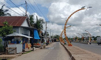 Lapang pedagang yang dibangun di atas drainase di Jalan Tjilik Riwut Terowongan Nur Mentaya Sampit.