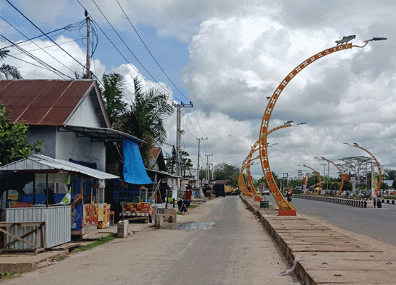 Lapang pedagang yang dibangun di atas drainase di Jalan Tjilik Riwut Terowongan Nur Mentaya Sampit.