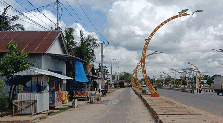 Lapang pedagang yang dibangun di atas drainase di Jalan Tjilik Riwut Terowongan Nur Mentaya Sampit.