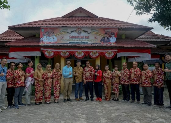 Lima wisatawan asing berfoto bersama dengan Lurah Pasir Putih Rudi Setiawan dan staf kelurahan.