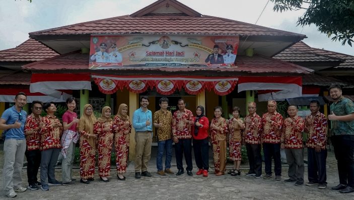 Lima wisatawan asing berfoto bersama dengan Lurah Pasir Putih Rudi Setiawan dan staf kelurahan.