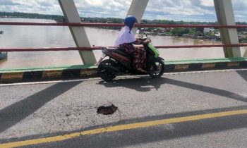 Lubang di tengah Jembatan Sei Katingan ini dinilai membahayakan bagi pengendara Selasa 31 Januari 2023.