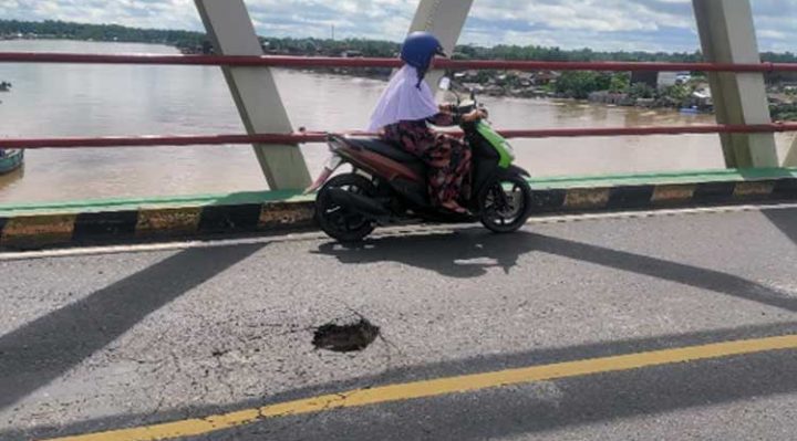 Lubang di tengah Jembatan Sei Katingan ini dinilai membahayakan bagi pengendara Selasa 31 Januari 2023.