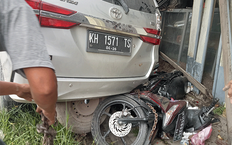 Kecelakaan Beruntun: Pikap Tabrak Avanza lalu Seret Motor, Korban Wanita Dilarikan ke Rumah Sakit  