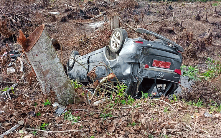 Tiba-tiba Muncul Motor Bikin Pengemudi Mobil Dinas Kaget, Banting Setir dan Hilang Kendali