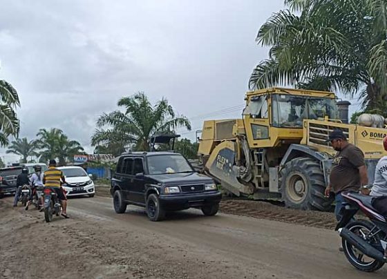 Momen kemacetan panjang tak terhindarkan akibat perbaikan Jalan Jenderal Sudirman kilometer 3 Sampit Pangkalan Bun Senin 30 Januari 2023