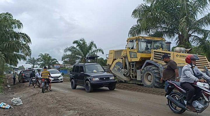 Momen kemacetan panjang tak terhindarkan akibat perbaikan Jalan Jenderal Sudirman kilometer 3 Sampit Pangkalan Bun Senin 30 Januari 2023