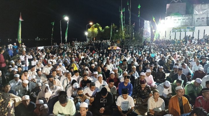 Momen saat para jemaah Haul Abah Guru Sekumpul berzikir dan bersalawat Sabtu 28 Januari 2023.