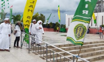 Panitia pelaksana mengecek keseiapan Haul Guru Sekumpul di Kompleks Ikon Jelawat Junat sore 27 Januari 2023.