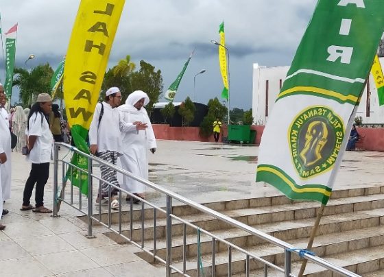 Panitia pelaksana mengecek keseiapan Haul Guru Sekumpul di Kompleks Ikon Jelawat Junat sore 27 Januari 2023.