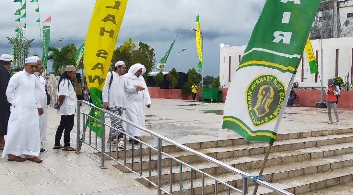 Panitia pelaksana mengecek keseiapan Haul Guru Sekumpul di Kompleks Ikon Jelawat Junat sore 27 Januari 2023.
