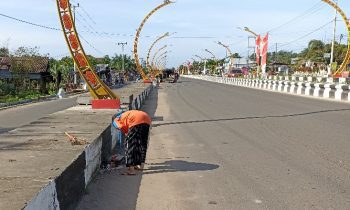PascaperayaanmalamtahunbarusalahseorangwargaturutsertamembersihkansampahyangberserakandiareaTerowonganNurMentaya