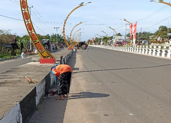 PascaperayaanmalamtahunbarusalahseorangwargaturutsertamembersihkansampahyangberserakandiareaTerowonganNurMentaya