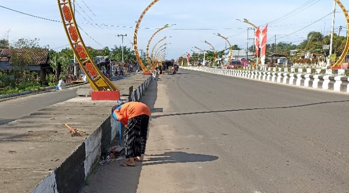 PascaperayaanmalamtahunbarusalahseorangwargaturutsertamembersihkansampahyangberserakandiareaTerowonganNurMentaya