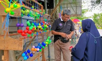 Pedagang lato lato di Jalan S Parman sekitar Taman Kota Sampit.