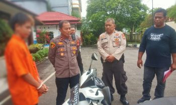 Pelaku menunjukan barang bukti sepeda motor kepada Kapolsek Pahandut Kompol Saipul Anwar Rabu 18 Januari 2023.
