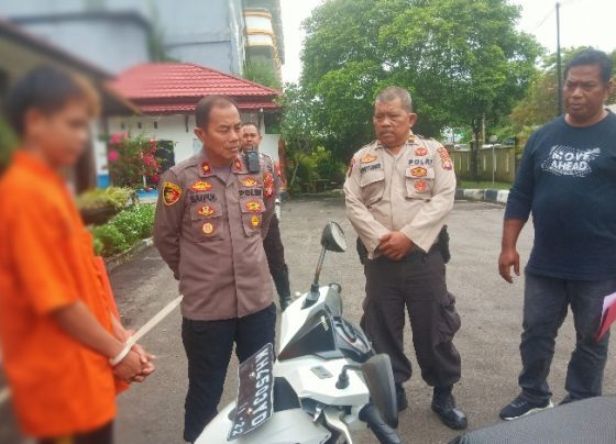 Pelaku menunjukan barang bukti sepeda motor kepada Kapolsek Pahandut Kompol Saipul Anwar Rabu 18 Januari 2023.