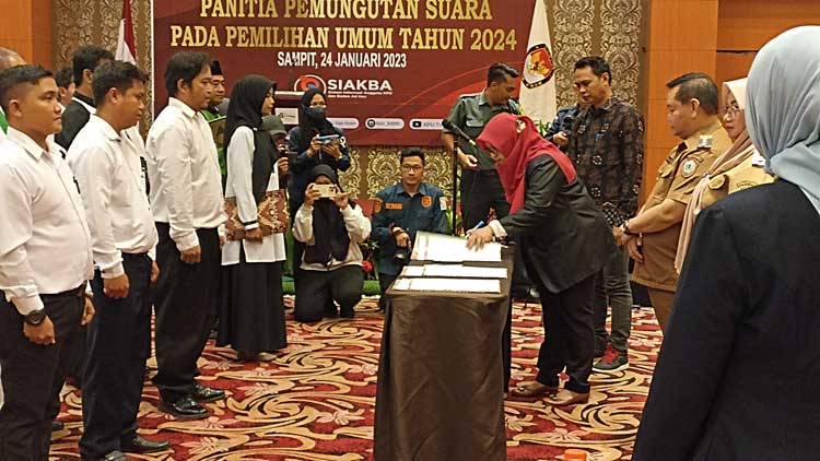 KPU Kotim Resmi Lantik 555 PPS di 185 Desa dan Kelurahan