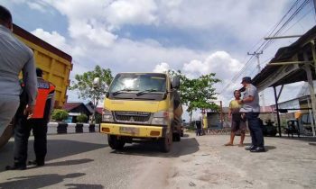 Penertiban truk tangki CPO yang dipimpin oleh Kepala Dinas Perhubungan Kotim Johny Tangkere di Jalan Tjilik Riwut Sampit Kamis 12 Januari 2023.