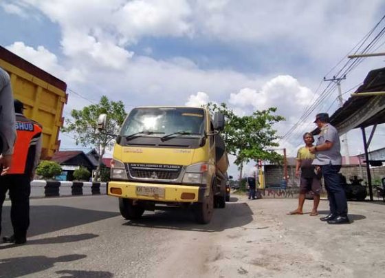 Penertiban truk tangki CPO yang dipimpin oleh Kepala Dinas Perhubungan Kotim Johny Tangkere di Jalan Tjilik Riwut Sampit Kamis 12 Januari 2023.