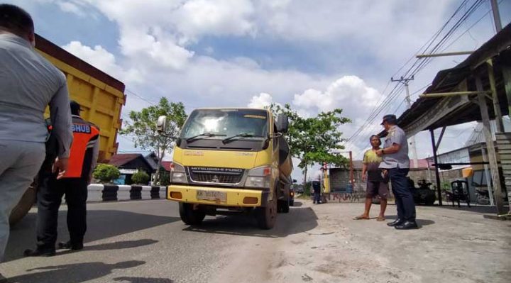 Penertiban truk tangki CPO yang dipimpin oleh Kepala Dinas Perhubungan Kotim Johny Tangkere di Jalan Tjilik Riwut Sampit Kamis 12 Januari 2023.