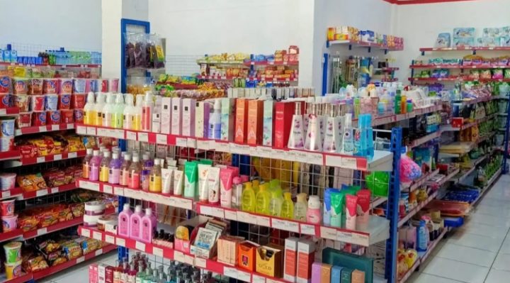 Penjualan di salah satu waralaba retail modern di Sampit.