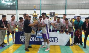 PenyerahanbTrofi Juara Liga 1 Futsal Asosiasi Futsal Kabupaten AFK Kotawaringin Timur kepada Gen FC.