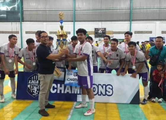 PenyerahanbTrofi Juara Liga 1 Futsal Asosiasi Futsal Kabupaten AFK Kotawaringin Timur kepada Gen FC.