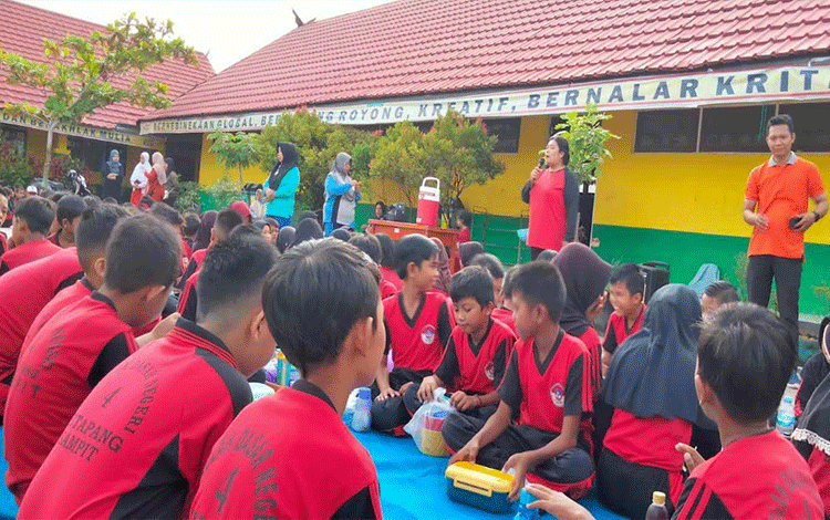 Peringati Hari Gizi Nasional, Siswa SDN 4 Ketapang Makan Sehat Bersama