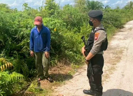 Personel Samapta Polresta Palangka saat menyampaikan sosialisasi terkait bahaya karhutla kepada masyarakat di kota setempat..