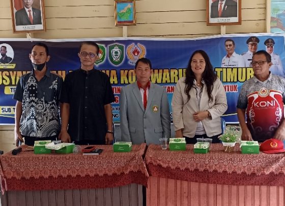 Pertina Kotim Tunjuk Ketua Supriyadi Elyas baju hitam penuh untuk Kepengurusan Periode 2023 2026 Senin 23 Januari 2023