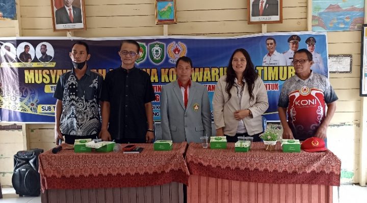Pertina Kotim Tunjuk Ketua Supriyadi Elyas baju hitam penuh untuk Kepengurusan Periode 2023 2026 Senin 23 Januari 2023