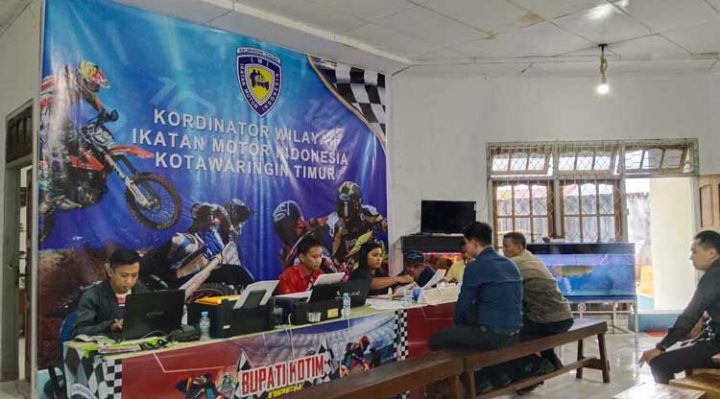Peserta Event Time Rally mendaftar di Sekretariat Korwil IMI Kotawaringin Timur.