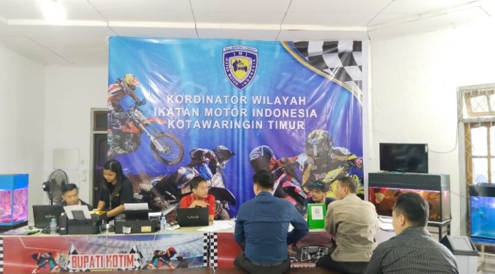 Peserta mendaftar Event Time Rally di kantor sekretariat IMI Kotim Jumat 20 Januari 2023.