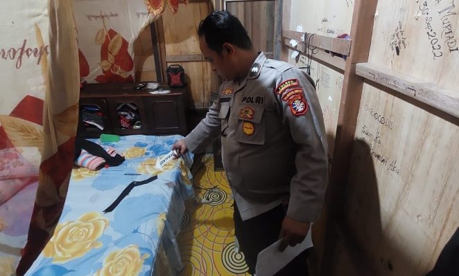 Petugas Polsek Cempaga Hulu saat mengidentifikasi tempat kejadian bunuh diri seorang pemuda.