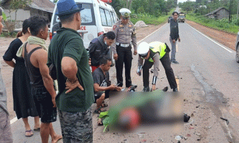 Petugas Satlantas Polres Kotim mengevakuasi korban tewas laka lantas di Jalan Jendral Sudirman Km 26 Senin 9 Januari 2023.