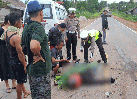 Petugas Satlantas Polres Kotim mengevakuasi korban tewas laka lantas di Jalan Jendral Sudirman Km 26 Senin 9 Januari 2023.