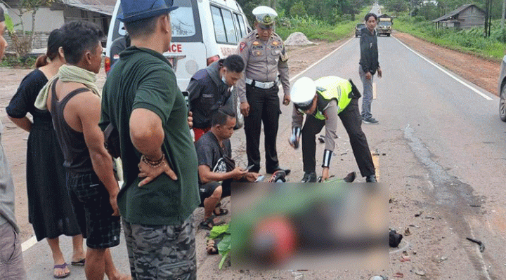 Petugas Satlantas Polres Kotim mengevakuasi korban tewas laka lantas di Jalan Jendral Sudirman Km 26 Senin 9 Januari 2023.