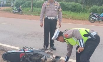 Petugas Satlantas Polres Kotim saat mengamankan kendaraan yang terlibat kecelakaan hingga membuat seorang pemotor tewas Senin 9 Januari 2023.