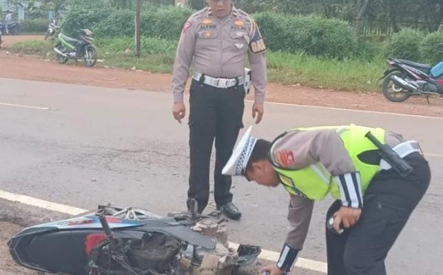 Petugas Satlantas Polres Kotim saat mengamankan kendaraan yang terlibat kecelakaan hingga membuat seorang pemotor tewas Senin 9 Januari 2023.