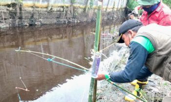 Petugas yang sedang memasang jerat buaya di Sungai Mentawa Kecamatan Mentawa Baru Ketapang Sampit Kotawaringin Timur Selasa 3 Januari 2022.