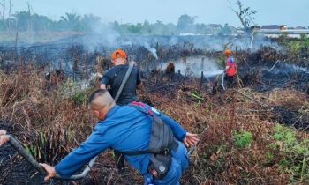 PetugasgabungansaatmemadamkanapifiJalanPrmaukaSampitKotawaringinTimur.