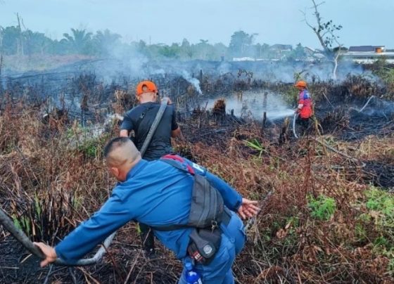 PetugasgabungansaatmemadamkanapifiJalanPrmaukaSampitKotawaringinTimur.