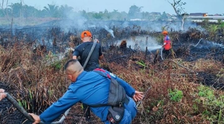 PetugasgabungansaatmemadamkanapifiJalanPrmaukaSampitKotawaringinTimur.